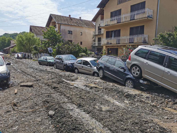 Дан после незапамћених падавина, драматичне слике из Трстеника: Улице прекривене муљем и блатом, оштећени аутомобили; Проглашена ванредна ситуација у делу општине (ФОТО)